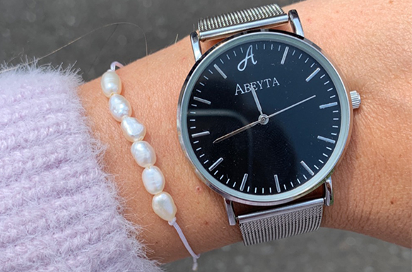Weißes Armband mit Süßwasser Perlen mit Uhr