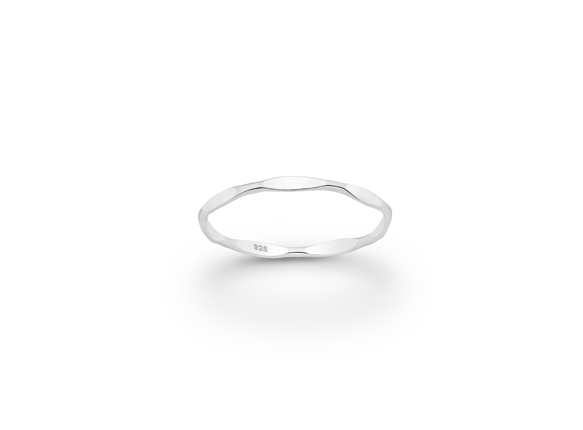 Zarter Ring mit Wellenoptik in Silber